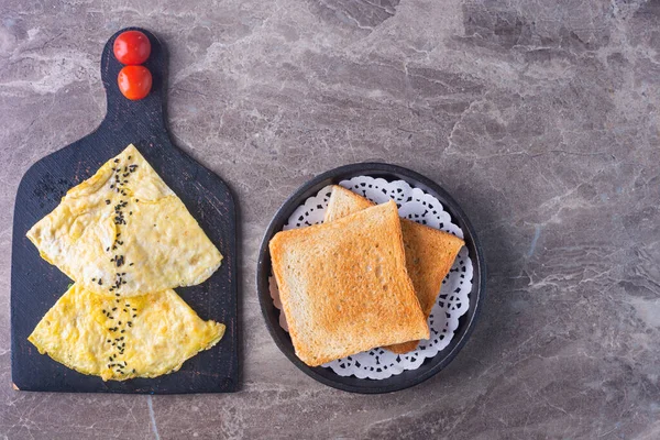 Sağlıklı kahvaltı ve mutfak masasında tost.