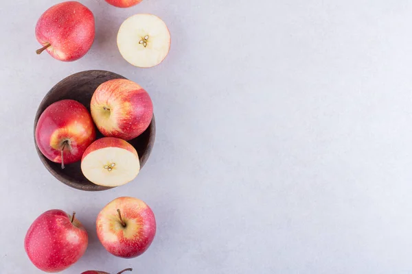 Pommes Fraîches Mûres Sur Fond Gris — Photo