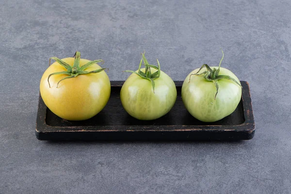 灰色の背景に新鮮な緑のトマト — ストック写真
