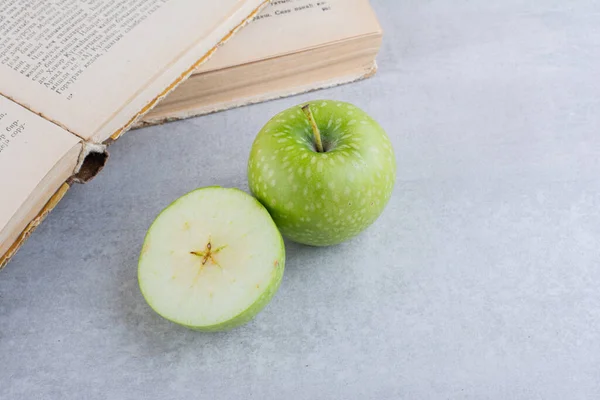 Manzanas Frescas Libros Mesa Cocina Espacio Libre Para Texto — Foto de Stock