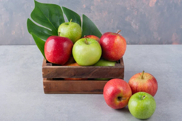 Frische Reife Äpfel Auf Grauem Hintergrund — Stockfoto