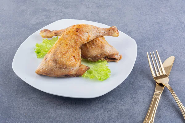 Mutfak masasında leziz ızgara tavuk eti. Yiyecek konsepti