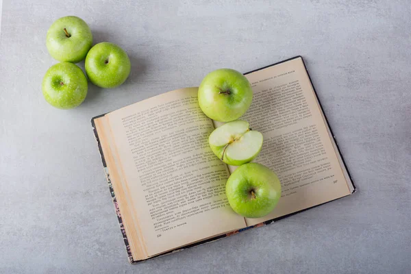 Manzanas Frescas Libro Mesa Cocina Espacio Libre Para Texto — Foto de Stock