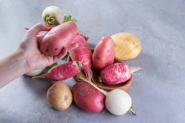 Hand Hält Rohe Kartoffeln Vor Frischem Bio Gemüse Auf Grauem — Stockfoto
