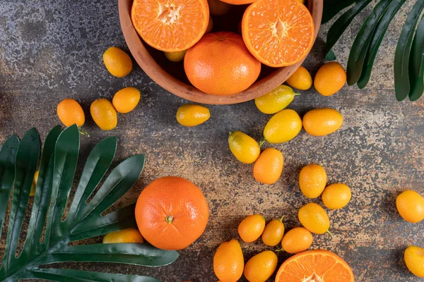 Kumquats Frescos Maduros Mandarinas Sobre Fondo Gris —  Fotos de Stock