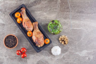 Gri arka planda yemek pişirmek için malzemeler. en üstteki görünüm. 