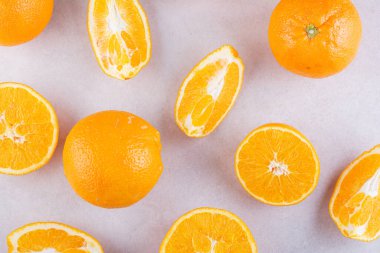 Gri mutfak masasında taze portakallar.