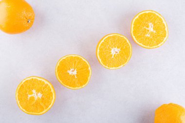 Açık gri arkaplanda taze portakallar. Boşluğu kopyala.