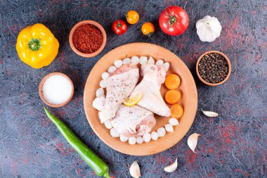 Baharatlı ve sebzeli çiğ tavuk eti.