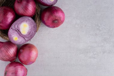 Mutfak masasında kırmızı soğan.