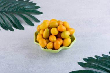 Seramik kasede taze kumkatlar 