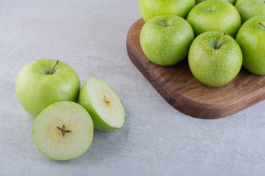 Gri arkaplanda olgun elmalar, yakın görünüm