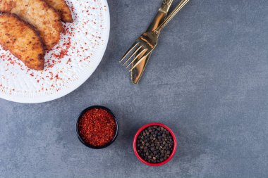 Mutfak masasında ızgara tavuk eti. 