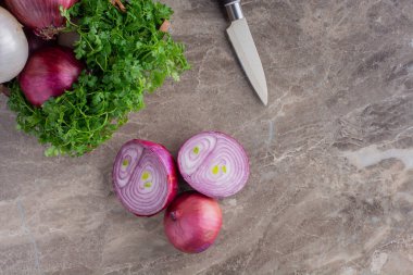 Mutfak masasında olgun organik soğanlar. 