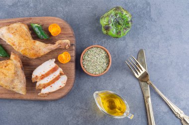 Sebze ve baharatlı ızgara tavuk eti.