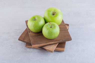 Gri arkaplanda olgun elmalar, yakın görünüm