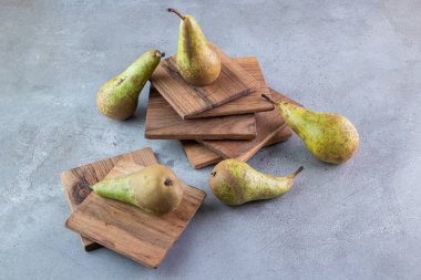 Gri arka planda taze olgun armutlar