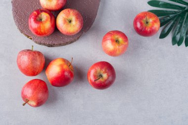 Gri arkaplanda taze olgun elmalar