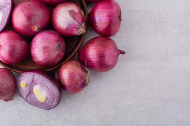 Mutfak masasında kırmızı soğan.