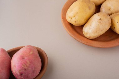 Mutfak masasında çiğ organik patates..