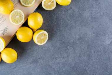 Gri arka planda taze sarı limonlar  