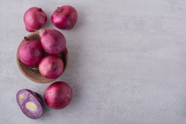 Mutfak masasında kırmızı soğan.