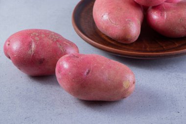 Mutfak masasında çiğ organik patates..
