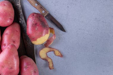 Mutfak masasında çiğ organik patates..