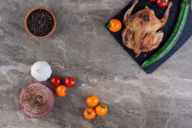 Baharatlı ve sebzeli ızgara tavuk. en üstteki görünüm.