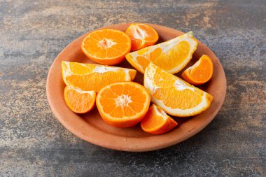 Mutfak masasında taze portakallar, sağlıklı beslenme konsepti.