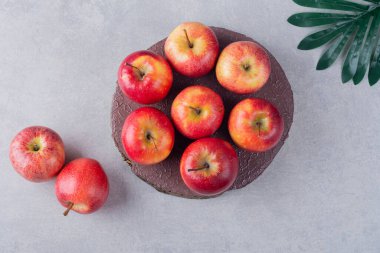 Gri arkaplanda olgun elmalar, yakın görünüm
