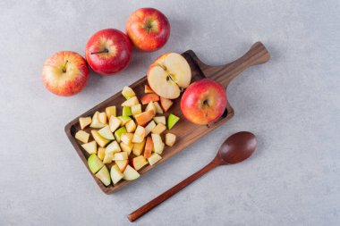 Mutfak masasında taze elmalar. Metin için boş alan.