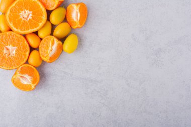 Gri arka planda taze meyveler