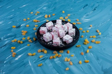 Masada çok renkli jöle şekerlemeleri var.