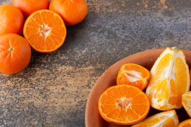 Mutfak masasında taze portakallar, sağlıklı beslenme konsepti.