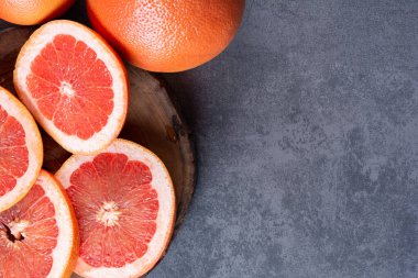 Masada taze kırmızı greyfurtlar var.