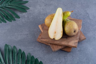 Gri arka planda taze olgun armutlar