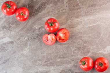Mutfak masasında taze domatesler. 