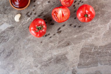 Mutfak masasının arkasında taze domatesler