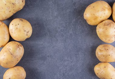 Mutfak masasında çiğ organik patates..