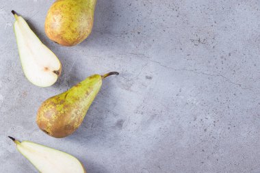 Gri arka planda taze olgun armutlar