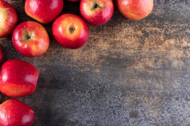 Siyah arka planda kırmızı elmalar. en üstteki görünüm.