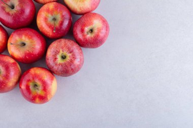 Gri arkaplanda kırmızı elmalar. Üst görünüm.