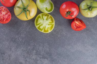 Mutfak masasında taze domatesler. 