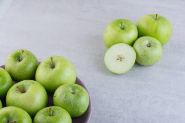 Gri arkaplanda olgun elmalar, yakın görünüm