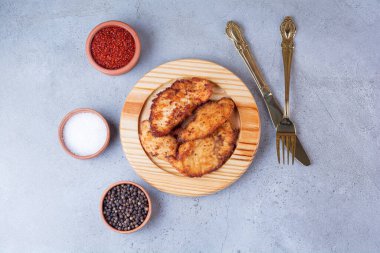 Mutfak masasında leziz ızgara tavuk eti. Yiyecek konsepti