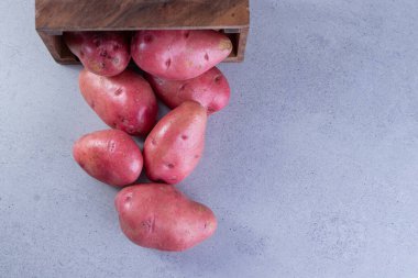 Arka planda taze kırmızı patatesler