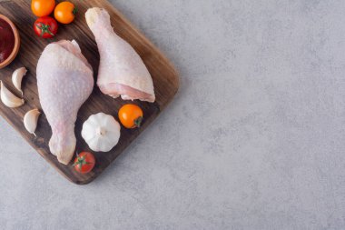 Domates ve baharatlı çiğ tavuk.