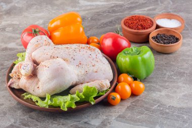 Pişirmek için malzemeli çiğ tavuk eti.