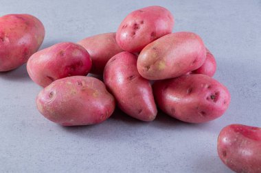 Mutfak masasında çiğ organik patates..